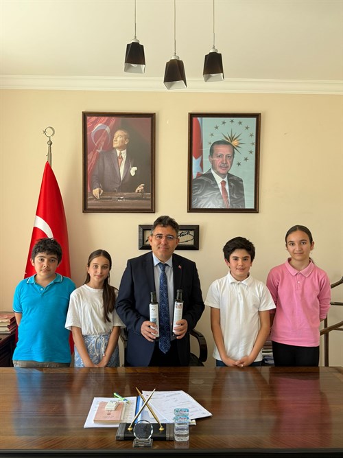 Öğrencilerimiz, “Eğitimde İyi Örnekler Projesi” kapsamında Kaymakamımız Sayın Nurullah KAYA’ yı makamında ziyaret etti.