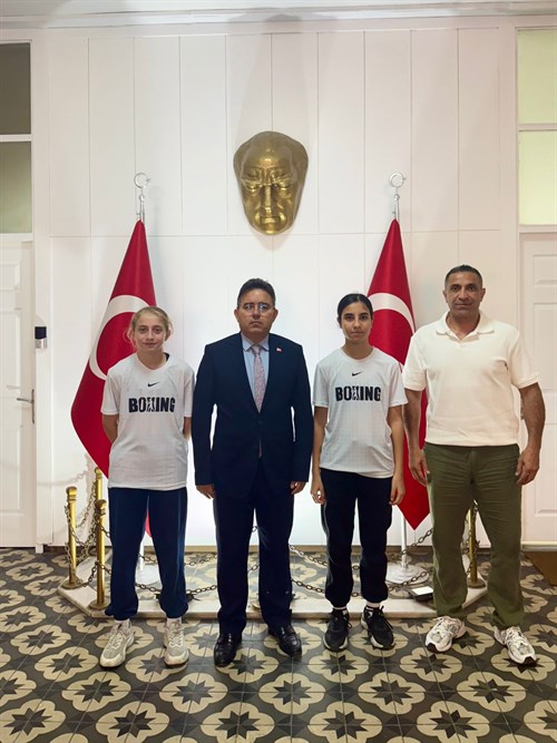 Türkiye Boks Federasyonu Muğla il temsilcisi Volkan KOÇ ve öğrencileri Kaymakamımız Sayın Nurullah KAYA’ yı makamında ziyaret etti.