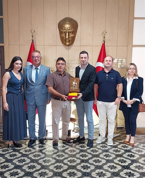 Marmaris Galatasaraylı İş İnsanları Derneği Başkanı İlyas AKTAŞ ve Yönetimi, Kaymakamımız Nurullah KAYA' yı ziyaret etti.