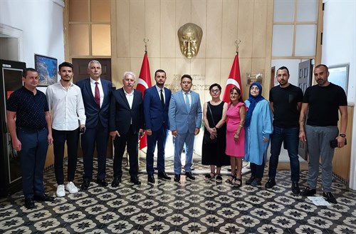 Milliyetçi Hareket Partisi Marmaris İlçe Başkanı Onur ÜNVER ve Yönetimi , Kaymakamımız Nurullah KAYA' yı makamında ziyaret etti.