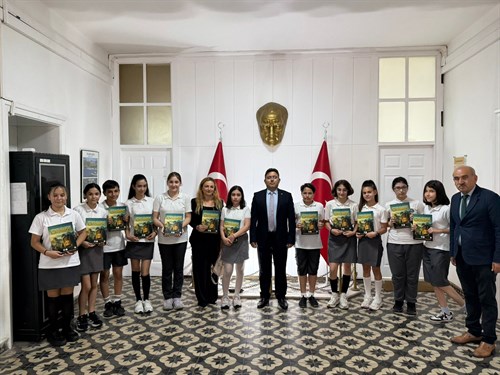 Evrenpaşa Ortaokulu Öğrencileri  “Zamanın Gölgesinde: Latmos” adlı projelerini tanıtmak için Kaymakamımız Sayın Nurullah KAYA’ yı ziyaret etti.